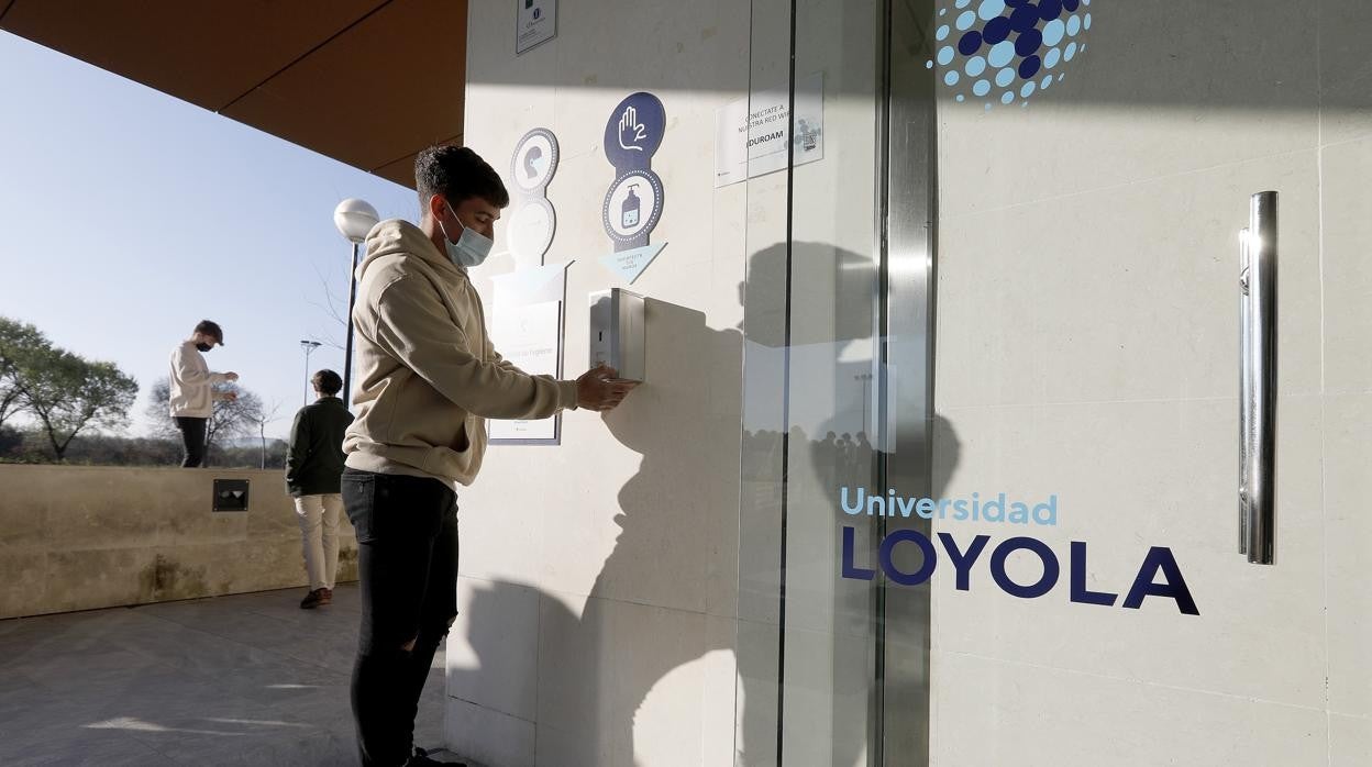 Un estudiante de la Universidad de Loyola de Córdoba accede al recinto universitario