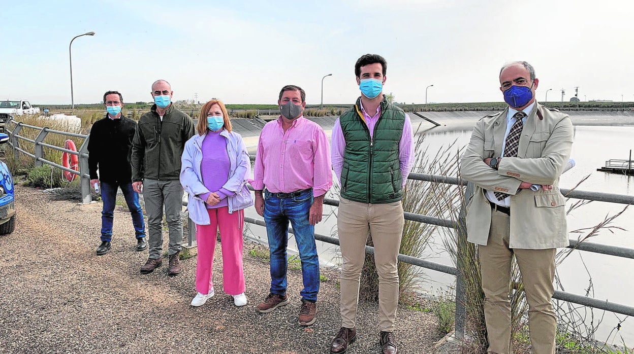 Visita al lugar donde se construirá la nueva balsa de riego en Palma del Río