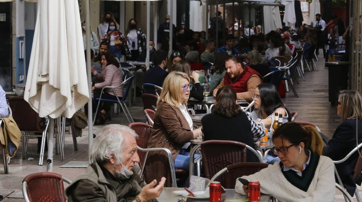 Cordobeses en las terrazas de Córdoba disfrutando del buen tiempo