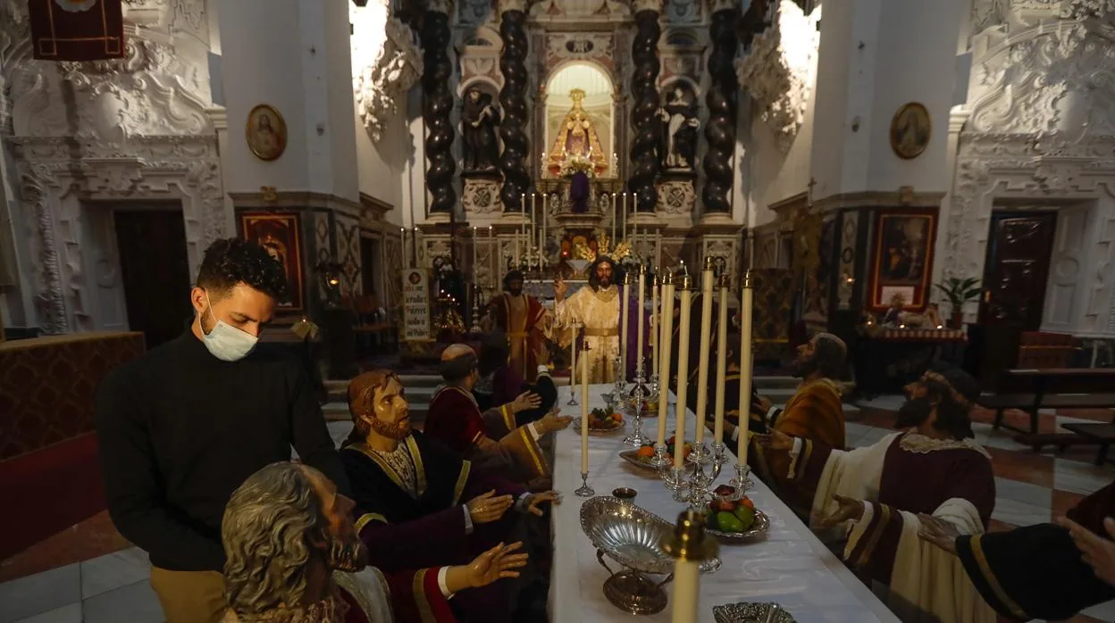 Juan Jesús López, vestidor de Sagrada Cena, ultima los detalles en Santo Domingo