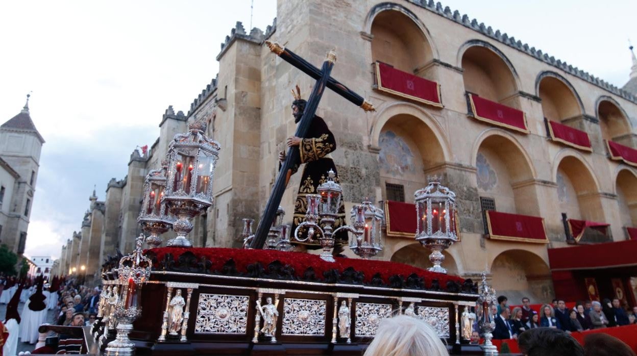 Paso de Nuestro Señor de los Reyes, junto a la Mezquita-Catedral el Lunes Santo de 2019