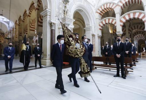 Los estandartes se dirigen al altar mayor de la Catedral