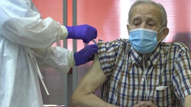 Salud en Almería pone tres teléfonos para mayores de 80 años aún por vacunar contra el coronavirus