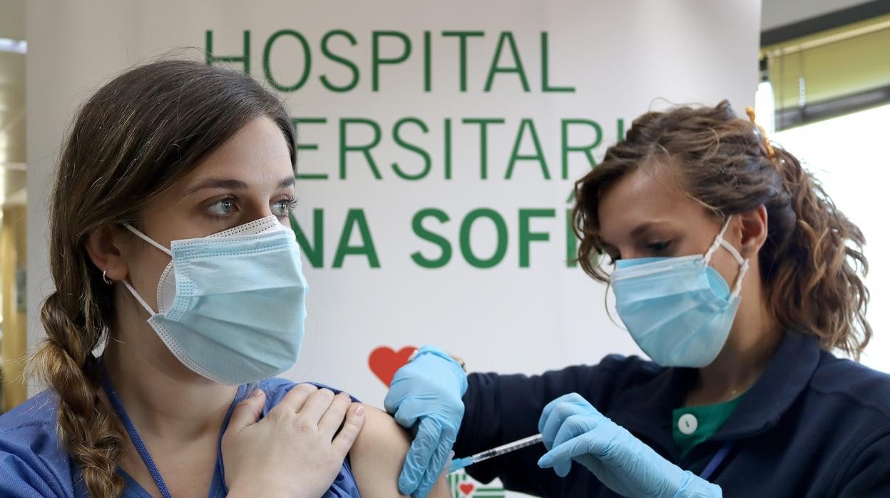 Vacunación de sanitarios en el Hospital Reina Sofía el pasado mes de enero