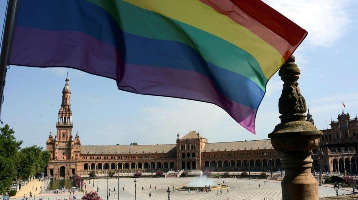 Bandera del colectivo LGTBi en la plaza de España de Sevilla