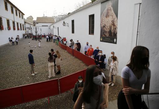 Colas para acceder a la iglesia del Santo Ángel