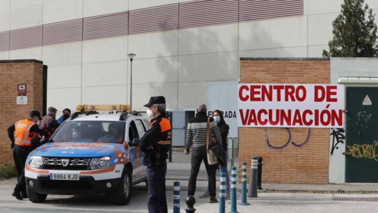 Acceso a uno de los puntos de vacunación masiva de Sevilla capital