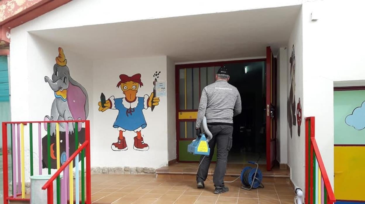 Un operario municipal realiza labores de desinfección en un colegio de Chillúevar