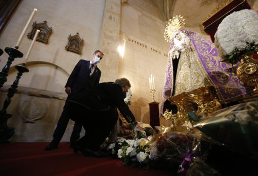 Ofrenda a los pies de Nuestra Señora de las Lágrimas en su Desamparo