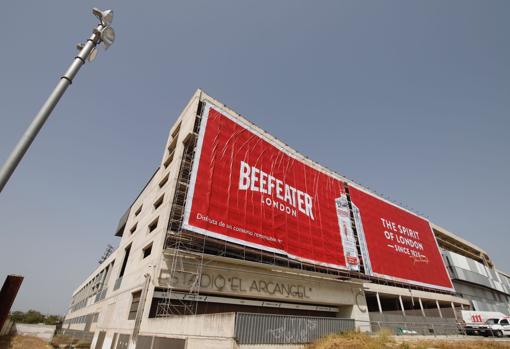 La lona ya está instalada en el estadio