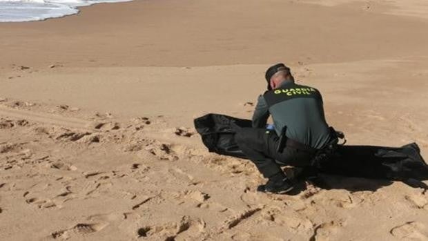 Hallan el cadáver de una mujer en la orilla de la playa en Almería