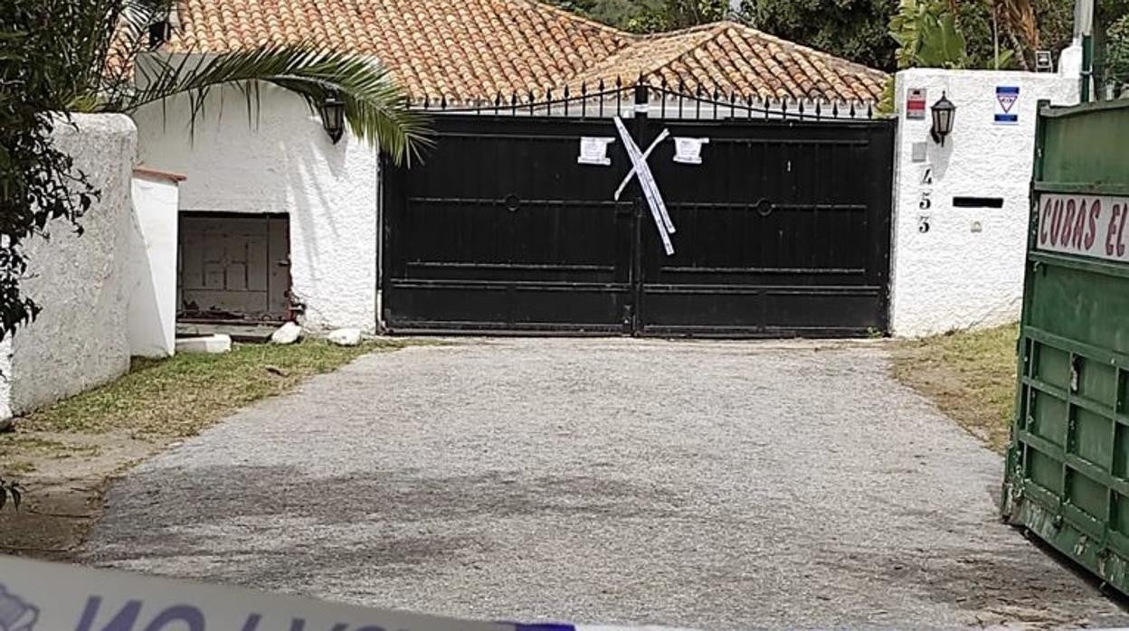 La puerta del chalé precintada por la Policía Nacional