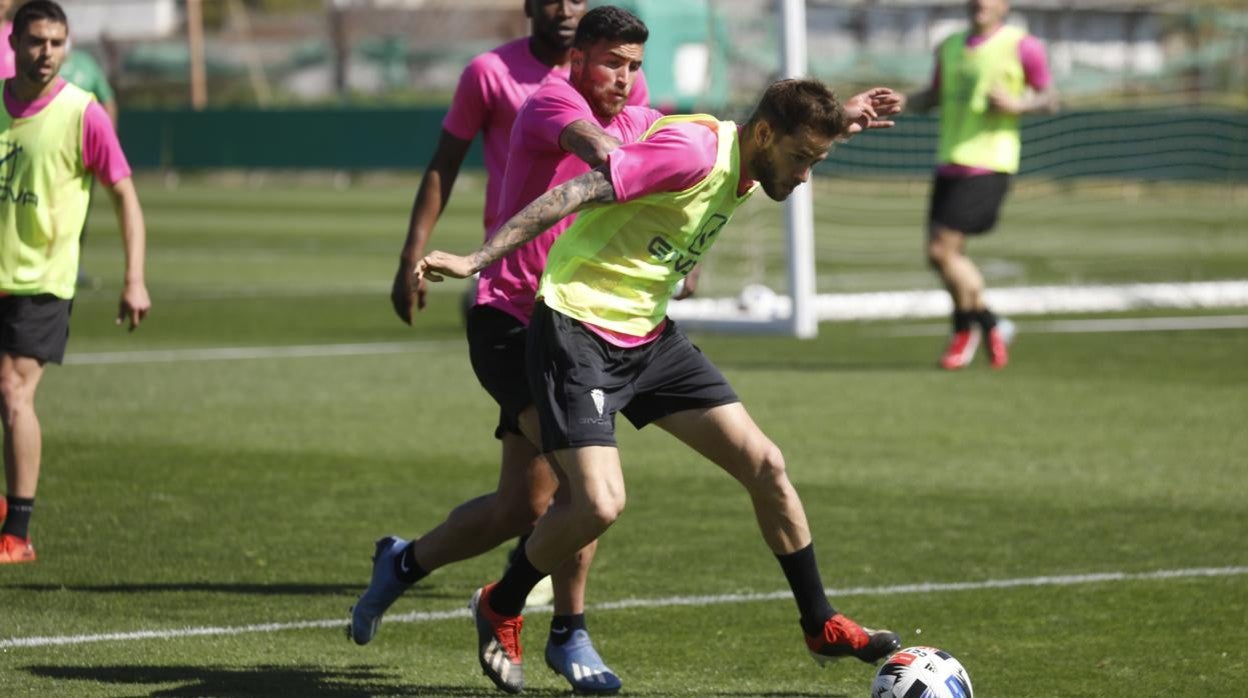 El extremo del Córdoba CF Nahuel Arroyo, en un entrenamiento