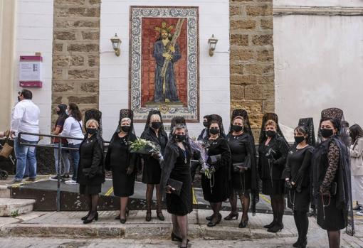 Grupo de mantillas gaditanas en la capilla de Jesús Nazareno