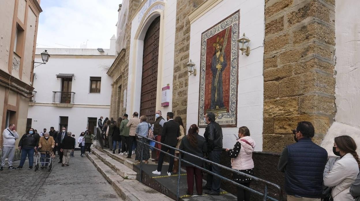 Largas colas para ver a Jesús Nazareno y la Virgen de los Dolores en su capilla