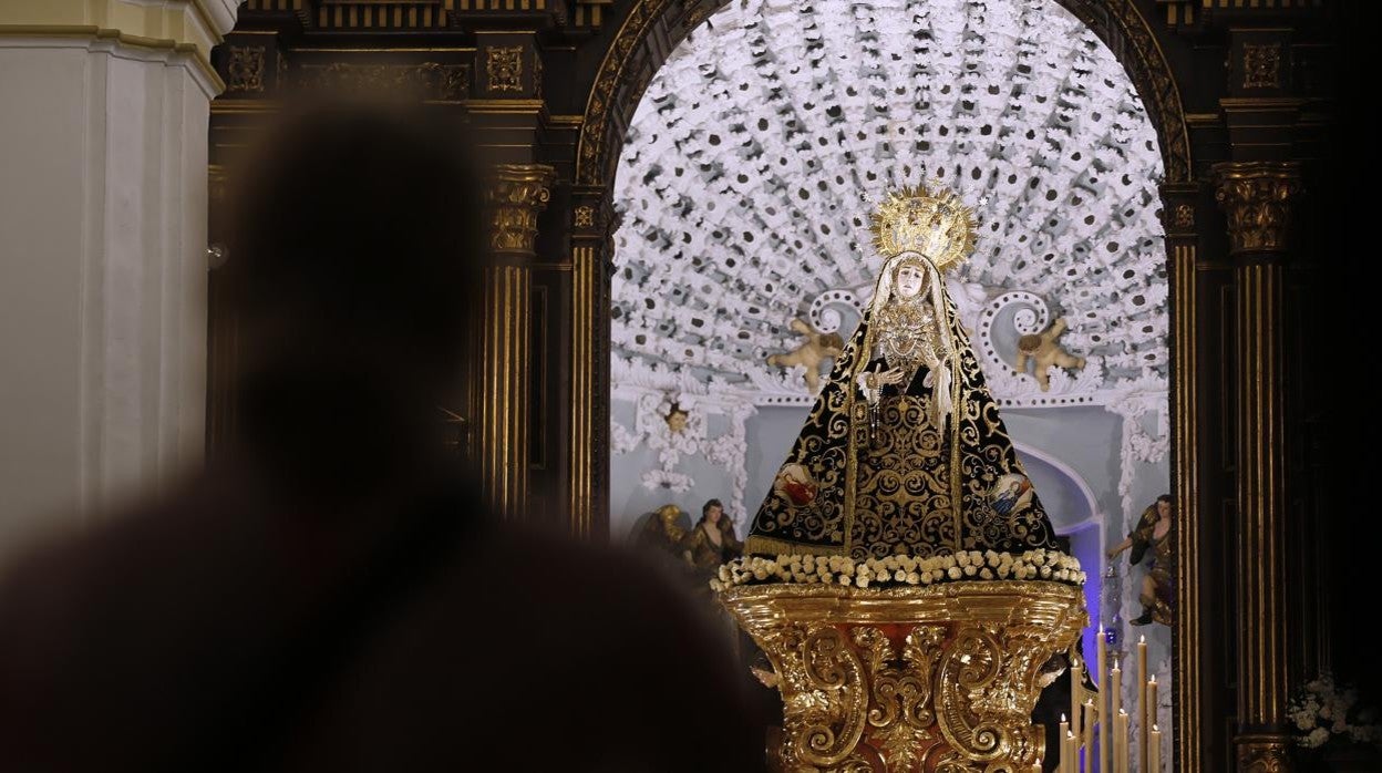 La Virgen de los Dolores, sobre su restaurada peana