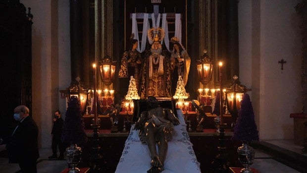 Toda la actualidad del Viernes Santo | Solemne despedida junto al Santo Sepulcro