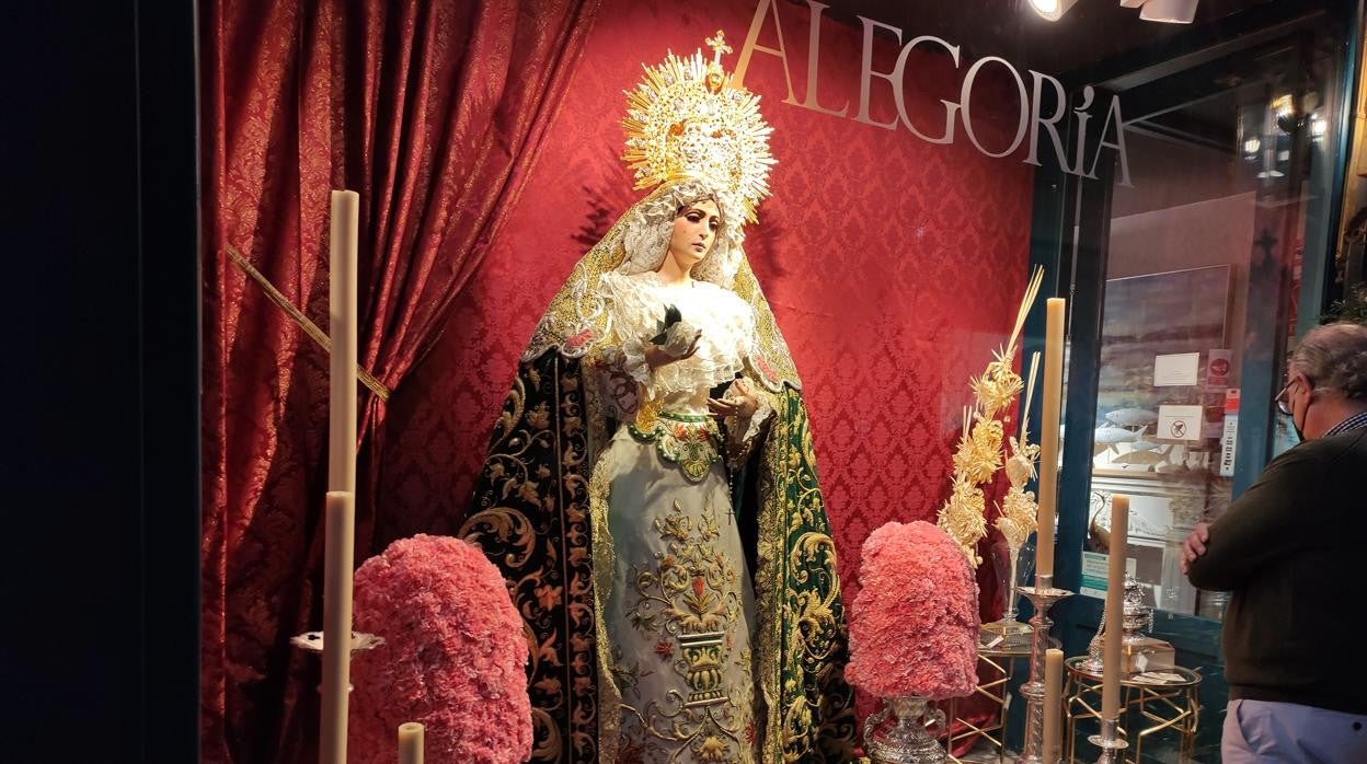 Una dolorosa en el escaparte de un negocio de la calle Gondomar