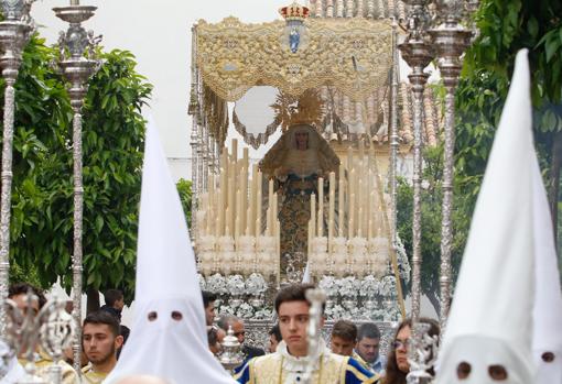 Palio de la Virgen de la Alegría, durante su estación de penitencia de 2019