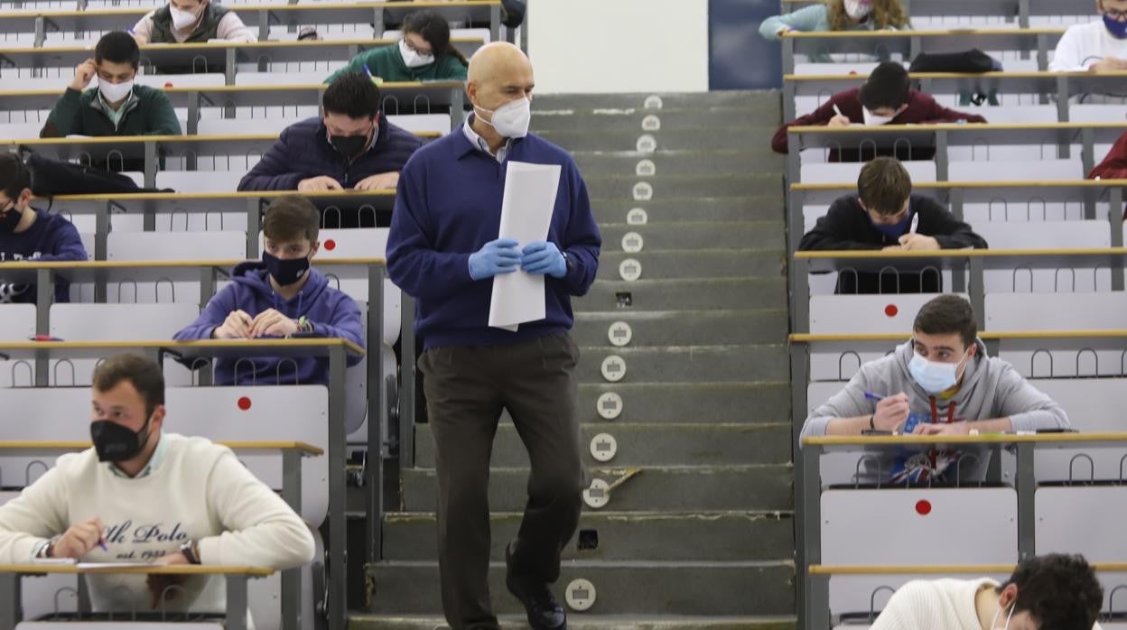 Alumnos en un examen en un aula del campus universitario de Rabanales en Córdoba