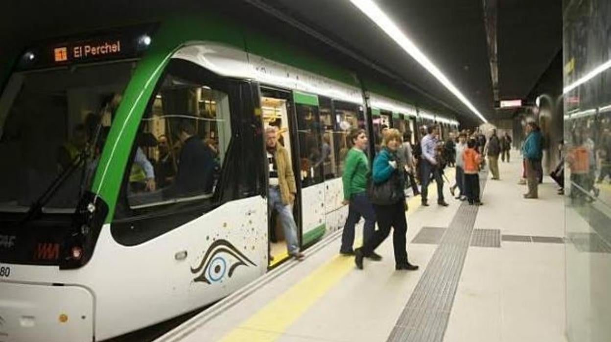 Usuarios en el metro de Málaga