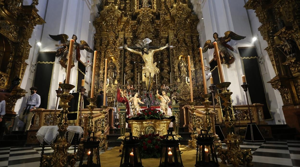 El Cristo de la Salud, sobre su peana, en la misa de hermanos del Vía Crucis