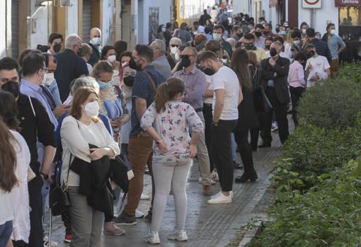 Cola en la plaza de San Agustín para ver a las Angustias el Jueves Santo