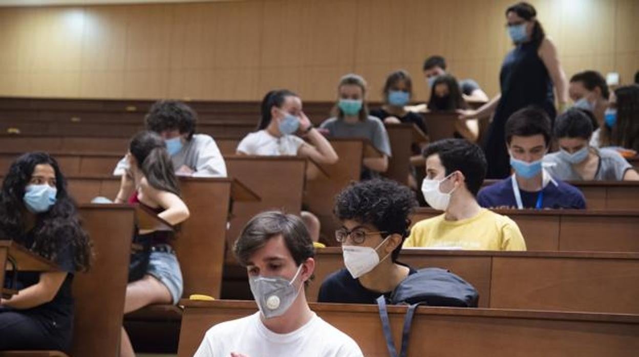 Alumnos universitarios con mascarilla