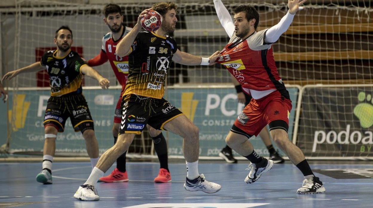 Lance dele partido entre el Bada Huesca y el Ángel Ximénez