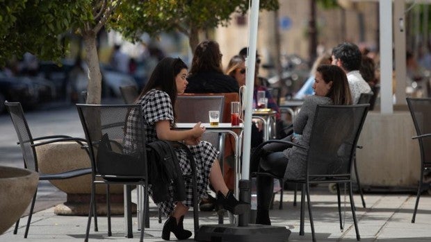 Andalucía no descarta volver a cerrar a las seis de la tarde si la evolución del Covid empeora