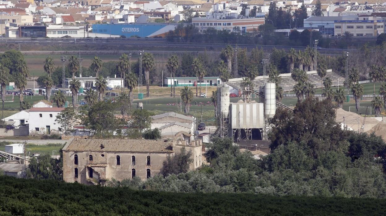 Molino de Carbonell, en la zona del Arenal al este, con la ciudad al fondo