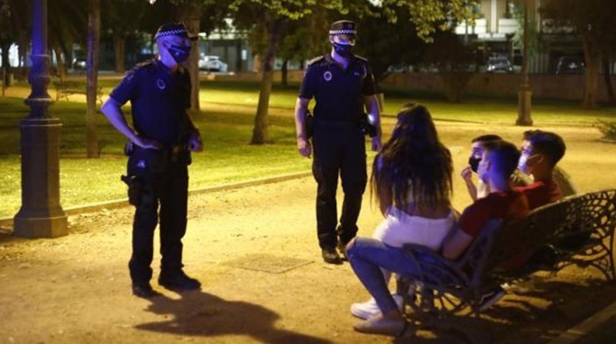 Agentes de la Policía Local con un grupo de jóvenes en una foto de archivo