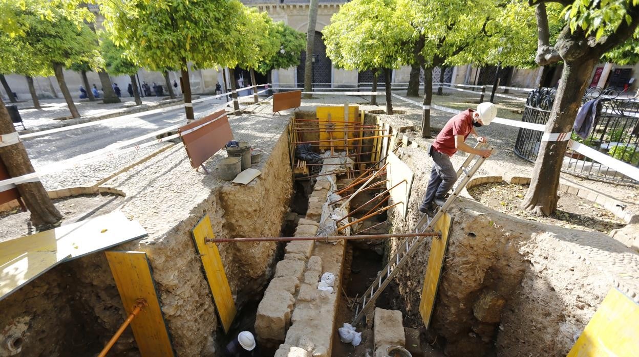 Excavaciones abiertas en el Patio de los Naranjos