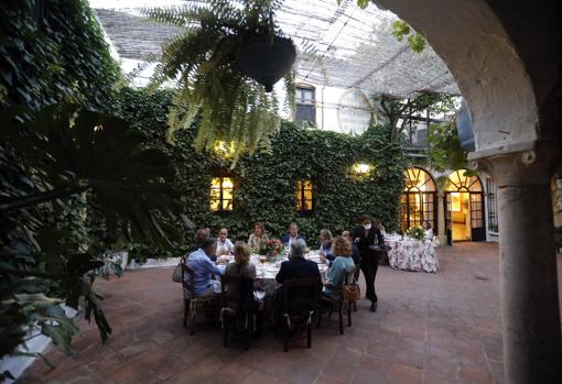 Comensales en un patio de Bodegas Campos