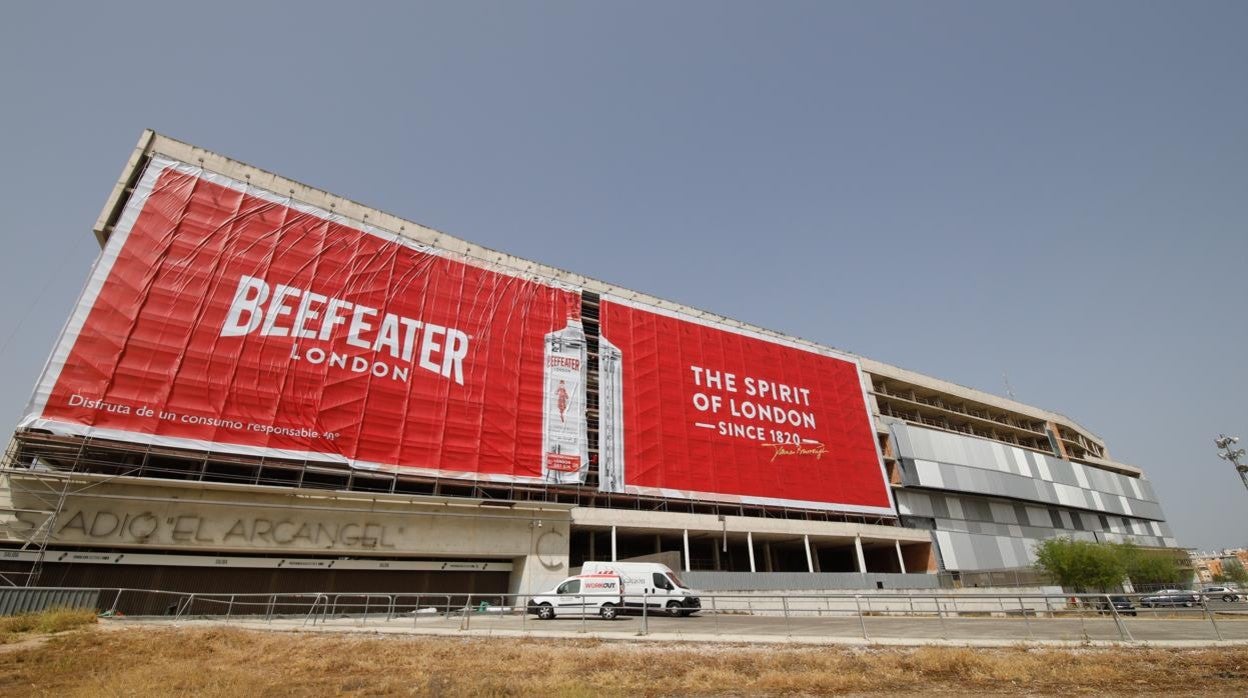 La lona de publicidad del estadio El Arcángel