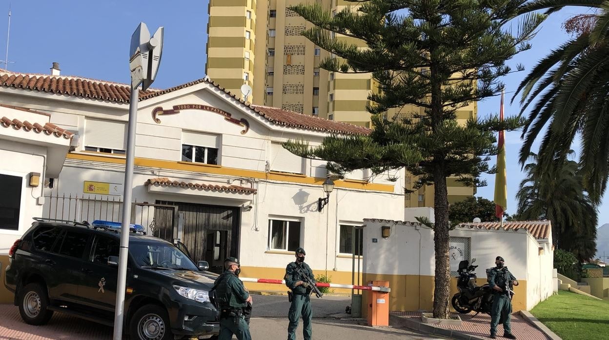 El GAR custodia el Puesto de la Guardia Civil de Mijas, donde estaban los detenidos