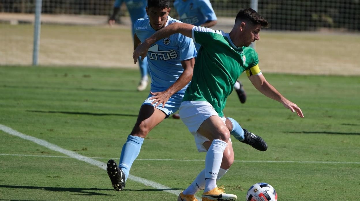 El capitán del Córdoba, Javi Flores, en el partido de la pretemporada ante el Linense