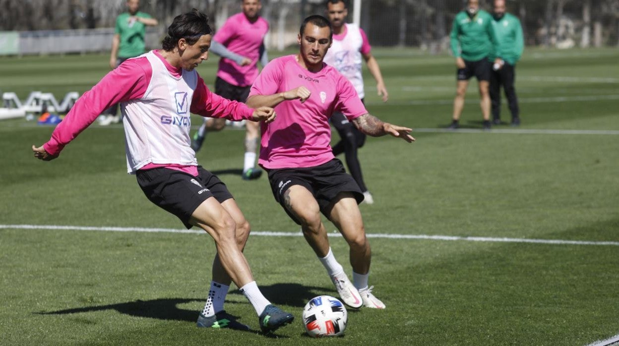 El lateral del Córdoba CF Manu Farrando centra en el entrenamiento