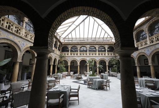 Mesas preparadas en el patio central del Real Círculo de la Amistad