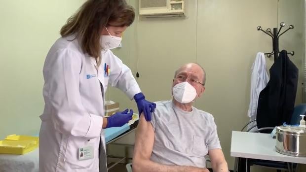 El alcalde de Málaga, Francisco de la Torre, se vacuna contra el Covid-19 a los 78 años