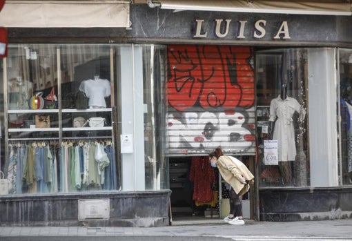 El horario de cierre de los comercios en Andalucía se mantienen