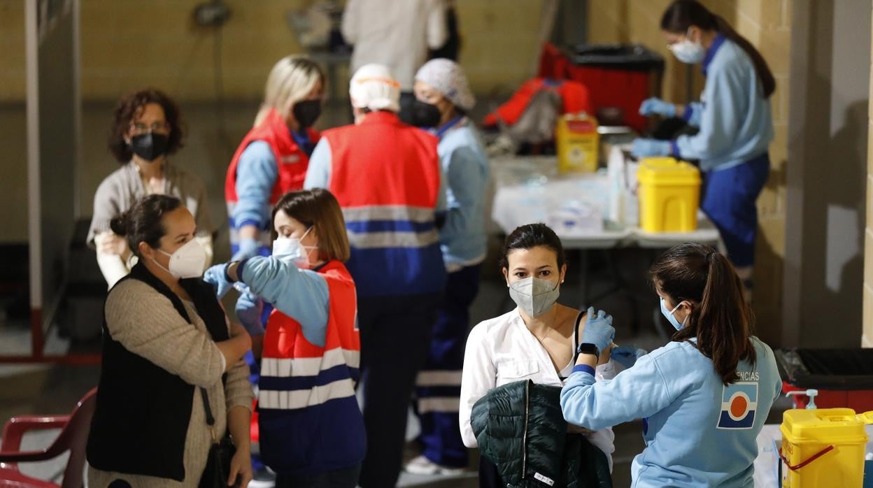 Vacunación de docentes cordobeses en el Palacio de los Deportes Vista Alegre de Córdoba