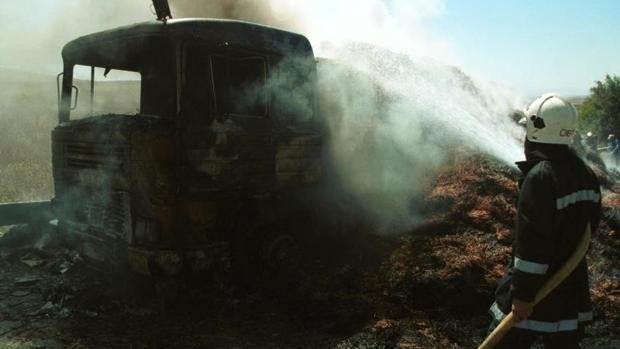 Cortado un carril en la autovía A-4 hacia Córdoba por el incendio de un camión