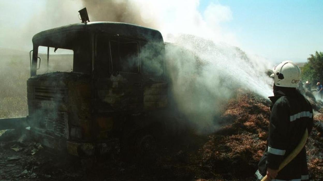 Un camión incendiado en Córdoba, en una imagen de archivo