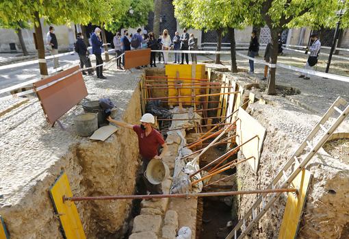 Excavación en el Patio de los Naranjos de la Mezquita-Catedral de Córdoba