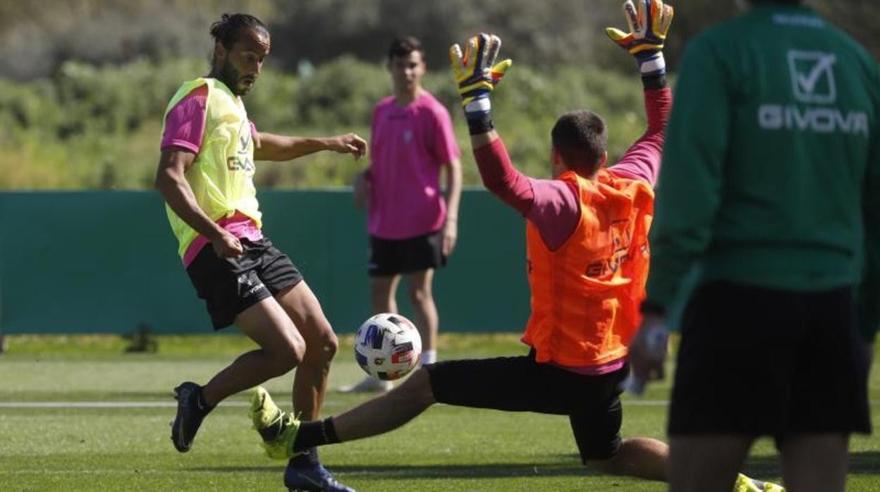 Mario ortiz intenta sortear a Edu Frías en un entrenamiento