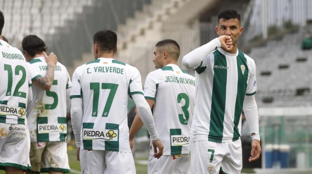 Willy Ledesma se besa el anillo durante un partido de esta temporada