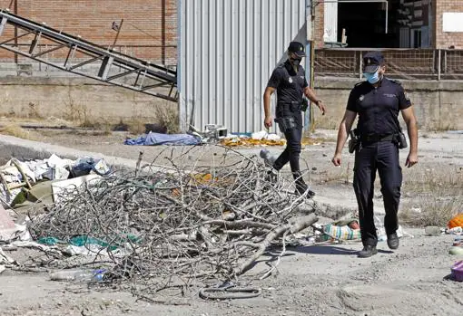 Agentes del a Policía en Córdoba patrullan en un polígono