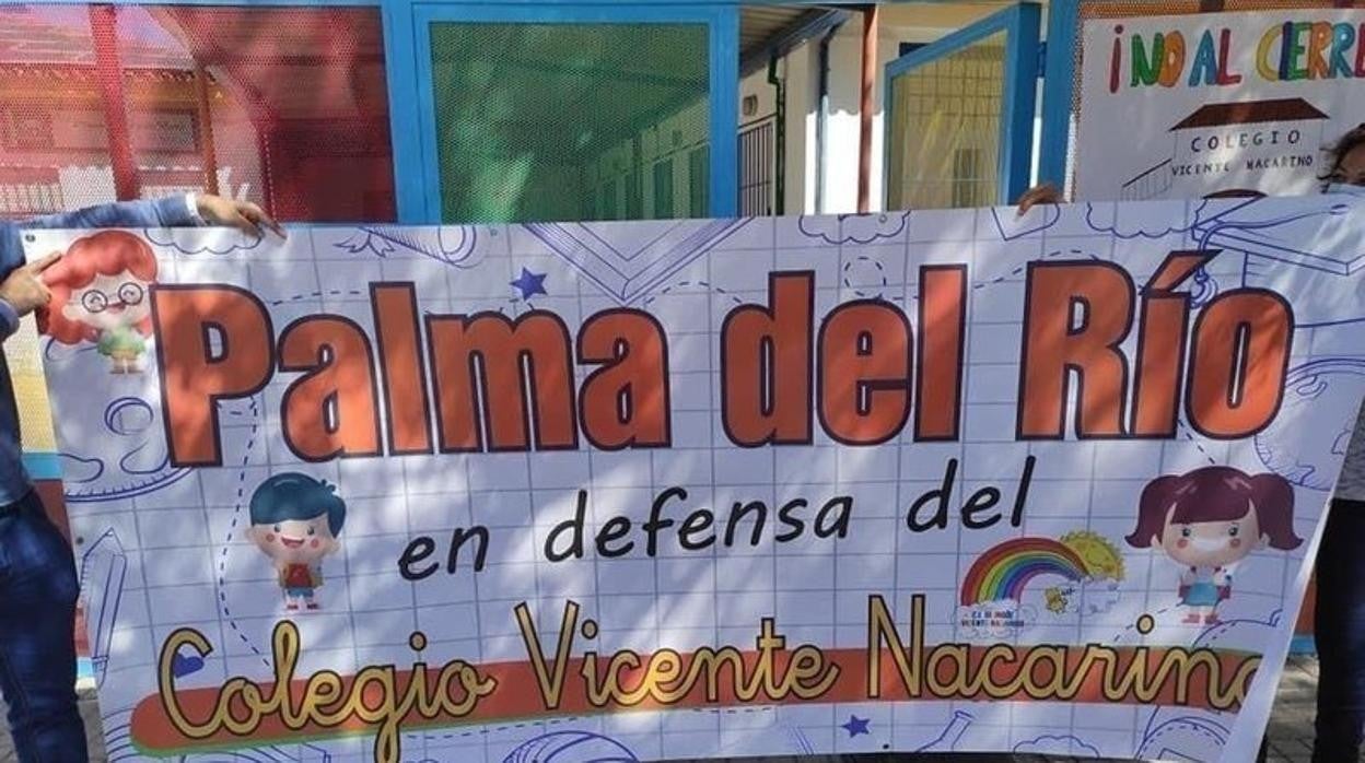 Pancarta en defensa del Colegio Vicente Nacarino publicada en Change.org