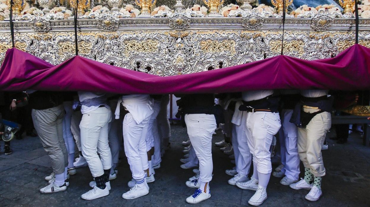 Costaleros de la Santa Faz llevando el palio de la Virgen de la Trinidad el Martes Santo de 2019